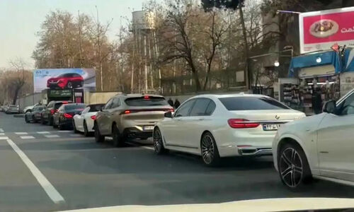 صف شگفت‌انگیز خودروهای لوکس برای بنزین ۸۰ هزار تومانی؛ چرا این قیمت سرسام‌آور؟