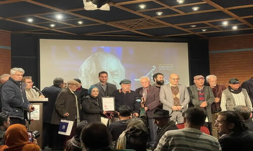بهزاد فراهانی: دلتنگی عمیق برای دخترم و انتقاد تند از سانسورچی‌ها در مراسم تجلیل