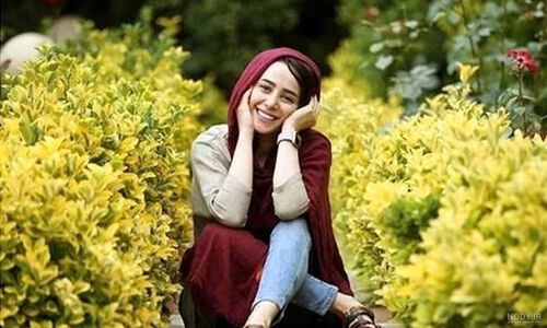 الناز حبیبی با چهره‌ای متفاوت و استایلی مینیمال در پشت‌صحنه تئاتر «ملاحظات امنیتی» جنجال‌ساز شد!