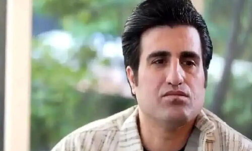 محسن لرستانی وسط بازار، خانم‌ها را به اجرای زنده‌ای بی‌نظیر واداشت!