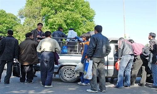 سرمای زمستان و انتظار جانکاه کارگران در چهارراه باسکول بجنورد؛ آیا کسی صدای آنها را می‌شنود؟
