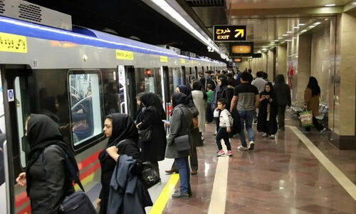 مسافر کوهنورد متروی تهران؛ پوشش کفش‌های گلی با نایلون که قلب کاربران را برد!