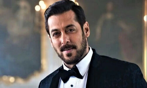 سلمان خان در سن ۶۰ سالگی همچنان جذاب است