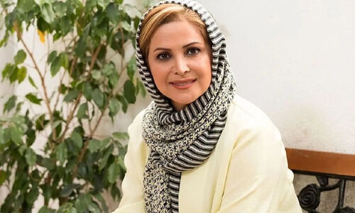کمند امیرسلیمانی با استایل زمستانی سفید در افتتاحیه نمایشگاه نقاشی همه را شگفت‌زده کرد!