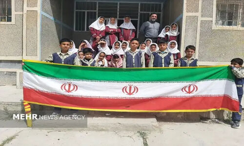 سفر روزانه ۳۰۰ کیلومتریِ یک معلم!
