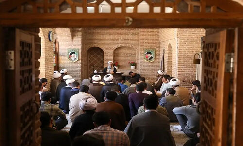 آیت‌الله مظفری: نگاه مردم به علماست/بصیرت فقط اطلاعات نیست