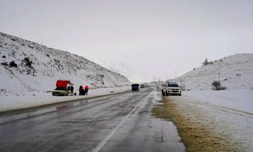 محدودیت و انسداد برخی محورهای همدان بر اثر کولاک و شرایط نامساعد جوی