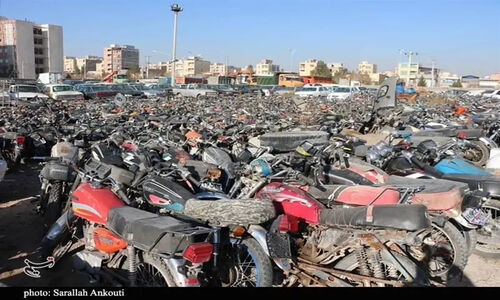 پارکینگ موتورهای توقیفی/روایت تلخ جوانانی که با یک کلاه زنده می‌ماندند