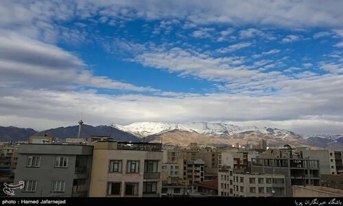 آسمان تهران همچنان آبی است