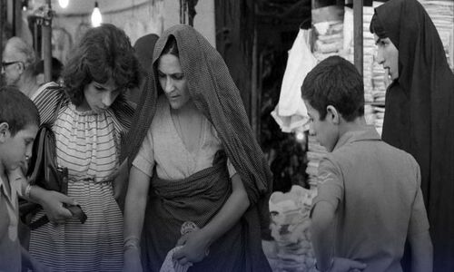 قاب تاریخ| بهروز وثوقی و آنتونی کویین، تهران ۵۷، عکس خانوادگی آیت‌الله رفسنجانی و دختران تهرانی سال ۸۸