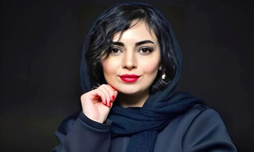مهشید جوادی با استایل قرمز و موهای افشان در جشن یلدا همه را شگفت‌زده کرد!
