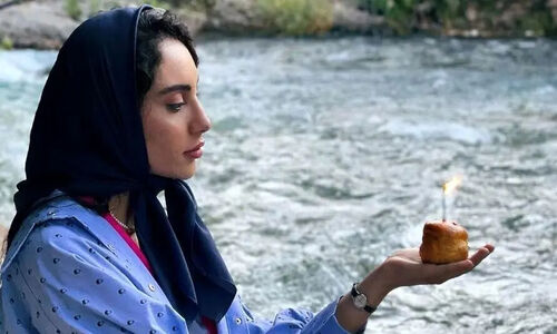عکس/ خانه باغ زیبای ترلان پروانه، محبوبه سریال «بامداد خمار»، به سبک روستیک یا روستایی با دیوارهایی از جنس نی خیزران و گلدان‌های بزرگ سفالی