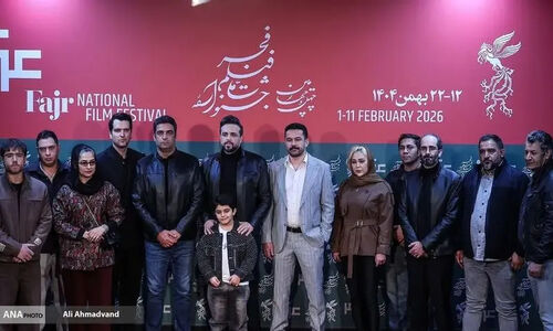 تیپ خاص هنرمندان در روز دوم جشنواره فجر؛ الناز ملک با استایل مشکی و منوچهر هادی با کت چرم متفاوت