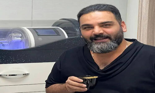 چیدمان شیک مبلمان لاکچری و خوش رنگ خانه مدرن احسان علیخانی/ بوفه چوبی ، میز جلو مبلی، تابلو دیواری و عتیقه جات آقای مجری با سلیقه