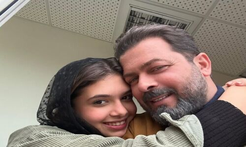 نگاهی به چیدمان منزل شاهانه و مجلل «پژمان بازغی»، بازیگر سریال «یزدان»/ از مبلمان مدرن و فرش اصیل ایرانی تا صندلی کلاسیک و پرده‌های اعیانی
