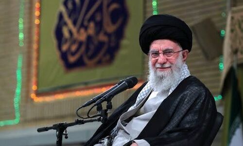 (ویدئو) خنده رهبر انقلاب به شعر جوان مجرد: خروس با مرغ است / شده ام از خروس هم بدتر