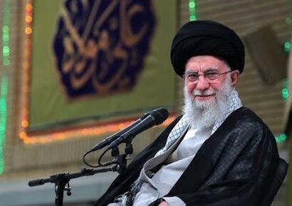 (ویدئو) خنده رهبر انقلاب به شعر جوان مجرد: خروس با مرغ است / شده ام از خروس هم بدتر