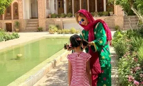 جشن تولد رویایی دختر شبنم قلی‌خانی با کیک انیمه‌ای و شمع‌های قلبی در باغ خصوصی!