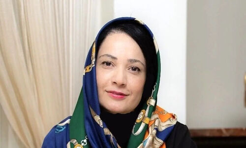 نگاهی به دکوراسیون منزل نسرین نصرتی، فهیمه سریال پایتخت / از پرده های تور فرانسه، میز ناهارخوری نوستالژی کنده کاری شده، نمای ساختمان قدیمی
