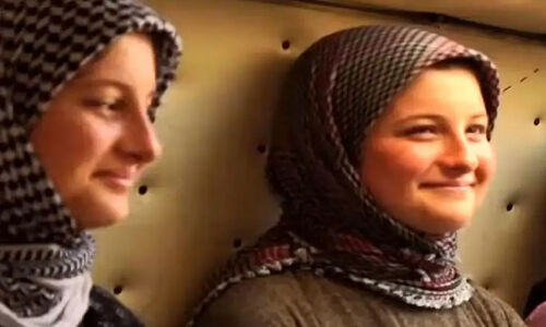 سفر شگفت‌انگیز در زمان با «سارا، نیکا، رحمان و رحیم» در پشت صحنه سریال پایتخت 6!
