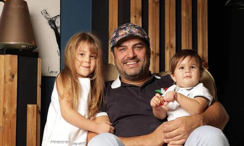 چیدمان منزل مجلل و شاهانه سام درخشانی / از مبلمان مدرن تا آباژور مینیمال و نقاشی های خاص