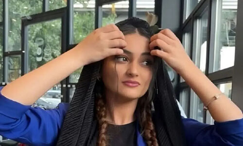 سفر در زمان | ملیکا پارسادوست در آغوش مهناز افشار