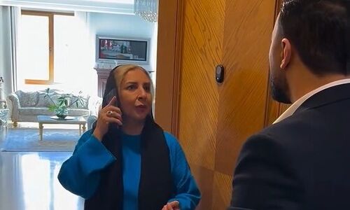 ویدئو/نگاهی به چیدمان منزل شاهانه و مجلل مرجانه گلچین، بازیگر سریال «بامداد خُمار» / از مبلمان سلطنتی و مدرن و اتاق افتخار آفرینی تا لوسترهای مُدرن