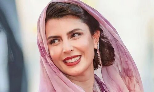 نگاهی به چیدمان منزل لیلا حاتمی با تم سفید و گلدان‌های بزرگ پر از آرامش