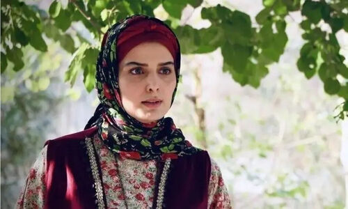 غزاله اکرمی با تور عروس مشکی رز سیاه