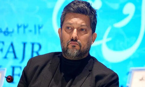 استایل شیک مادر حامد بهداد با لباس سفید مشکی