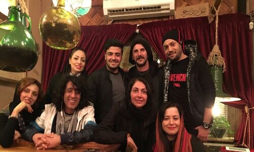 دورهمی بازیگران ایرانی در رستوران سنتی قزوین/ سهند جاهدی بازیگر سریال بچه مهندس در کنار مهراوه شریفی نیا، نیلوفر خوش خلق، امین حیایی و…