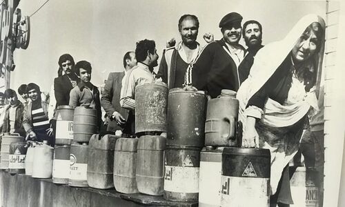قاب تاریخ| کودکی گوگوش، صف نفت در تهران، شان پن در نماز جمعه، جبار و ابداعش