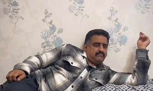 خلاقیت خنده دار پدر ایرانی برای نشان دادن وضعیت حساب بانکی اش حماسه آفرید+ویدئو/هنر نزد ایرانیان است و بس