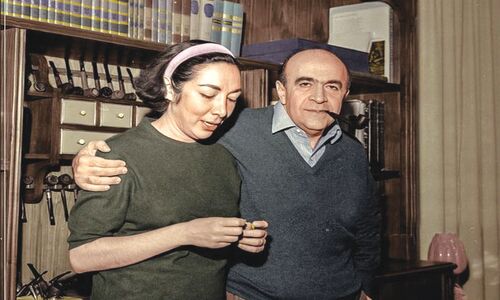 قاب تاریخ| راز پیپ و عصا و گُل ارکیده در جیب کُت هو‌یدا ‌
