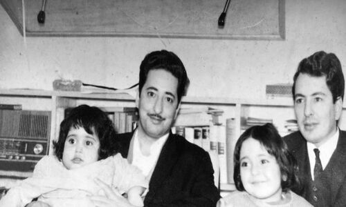 قاب تاریخ|  جوانی بنی‌صدر، مصدق، تختی و فاطمی روی دستان انقلابیون